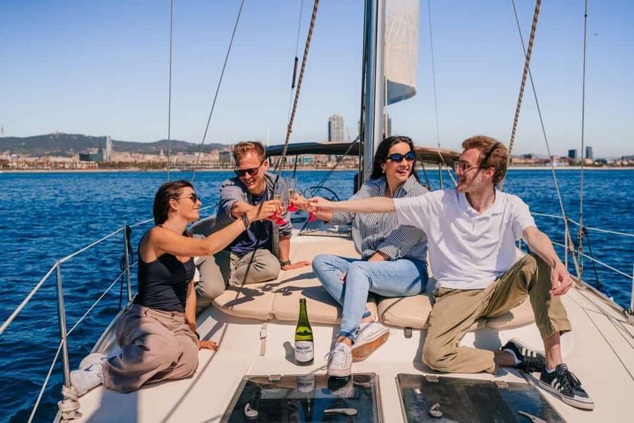 Barcelona: Sailing tour with drinks and aperitve - The first 45 minutes on the Mediterranean