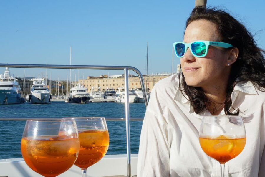 Barcelona: Sailing Tour with Vermouth and Drinks - A 90-minute coastal cruise with Barcelona behind you