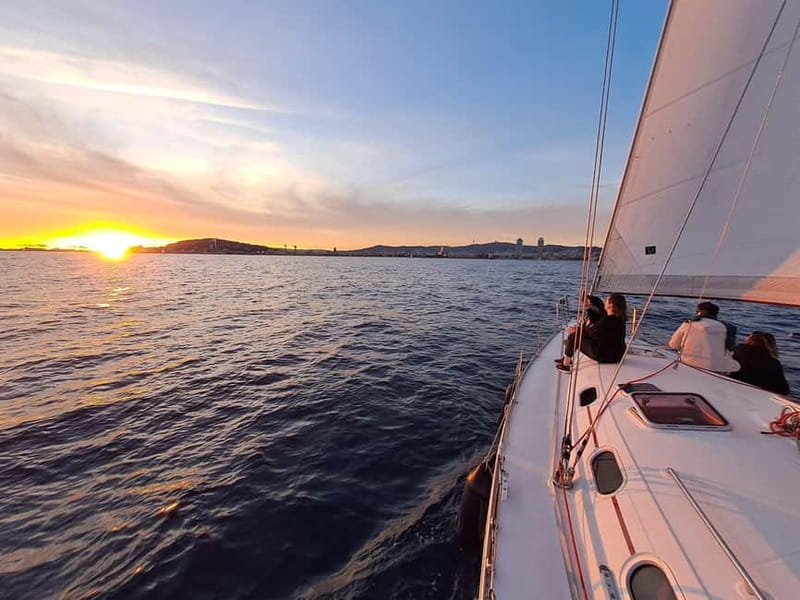Barcelona: Sailing tours con capitán local, bebidas y snacks - Thirty minutes for photos, skyline views, and a swim