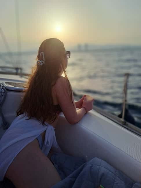 Barcelona: Sailing tours con capitán local, bebidas y snacks - What the atmosphere is really like