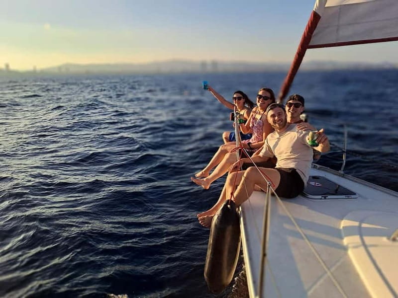 Barcelona: Sailing tours con capitán local, bebidas y snacks - Meeting Asier at Moll de Mestral