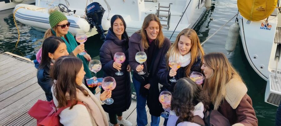 Barcelona: Sailing trip with GINTONIC workshop - Who will enjoy this most