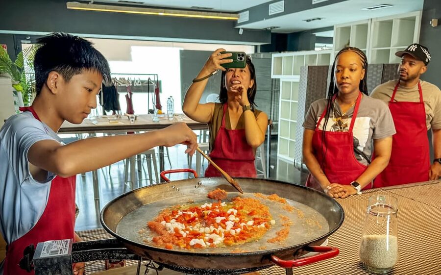 Barcelona: Seafood Paella ★Maestro★ & Tapas & Sangria - Why Sarrià makes a good food-class setting