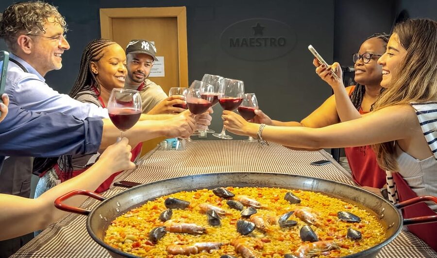 Barcelona: Seafood Paella ★Maestro★ & Tapas & Sangria - The paella lesson: from ingredients to the final crisp layer