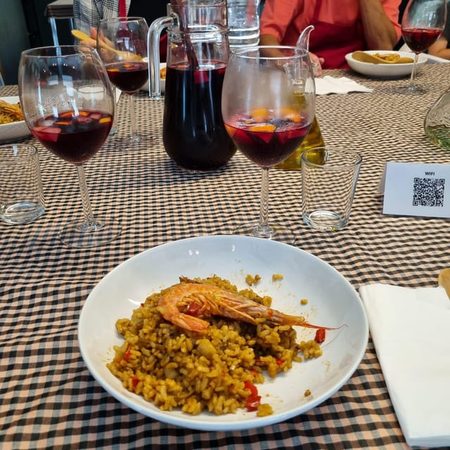 Barcelona: Seafood Paella ★Maestro★ & Tapas & Sangria - A social class that works for solo visitors and families