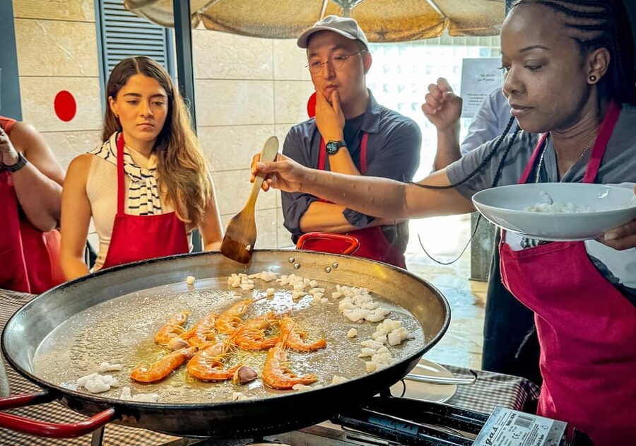 Barcelona: Seafood Paella ★Maestro★ & Tapas & Sangria - Dietary needs, accessibility, and timing
