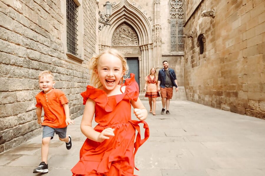 ✅ Barcelona: Sightseeing Professional Photoshoot Session - The Gothic Quarter as an outdoor studio