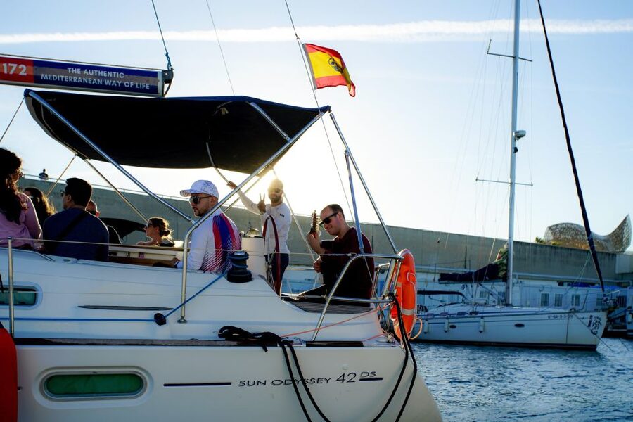 Barcelona: Sunset Sailing with Live Guitar Music and Tapas - Why the two-hour timing works