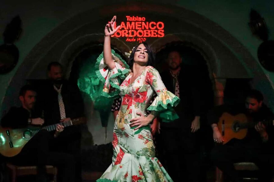 Barcelona: Tablao Flamenco Cordobes Show and Drink in Rambla - Choosing between the show-only, tapas, and dinner tickets