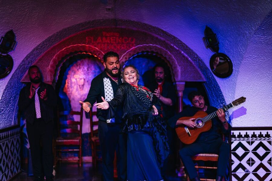Barcelona: Tablao Flamenco Cordobes Show and Drink in Rambla - Seating, comfort, and the silence rule