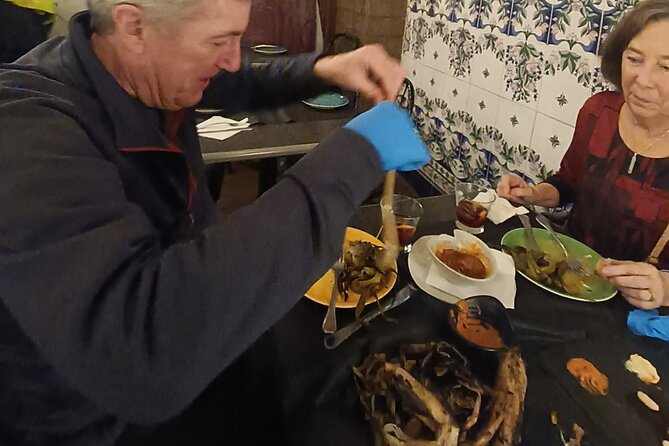 Barcelona tailored tapas & drinks tour with a native guide - Practical details that affect the day
