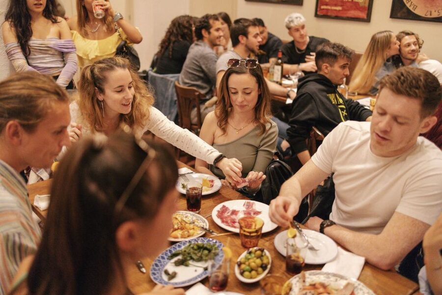 Barcelona: Tapas Food Crawl Walking Tour with Tastings - The Gothic Quarter and the final tasting