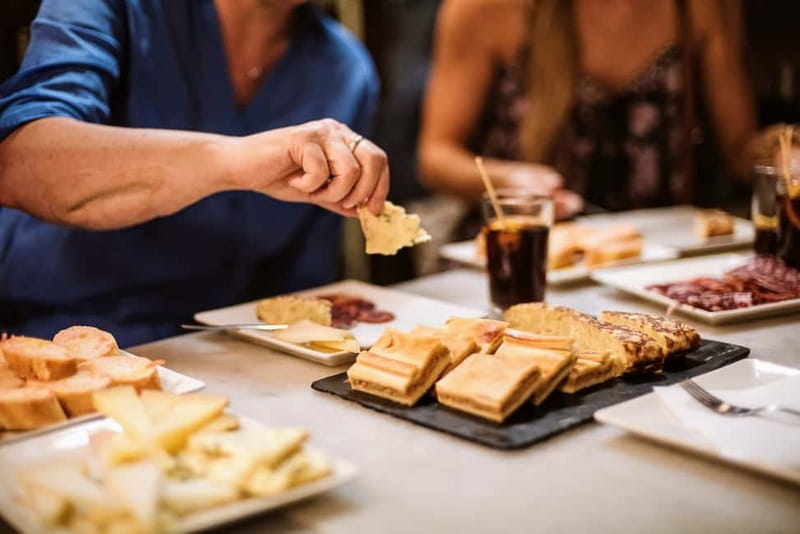 Barcelona: Tapas, Wine & History Tour of the Old Town - A 50-minute walk through the Gothic Quarter