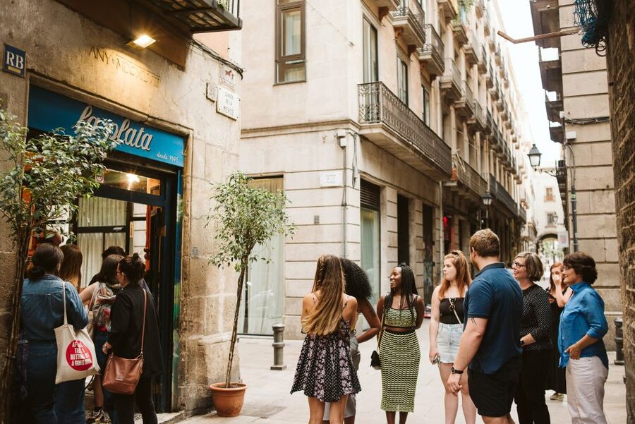 Barcelona: Tapas, Wine & History Tour of the Old Town - The final bar and a proper shared dinner
