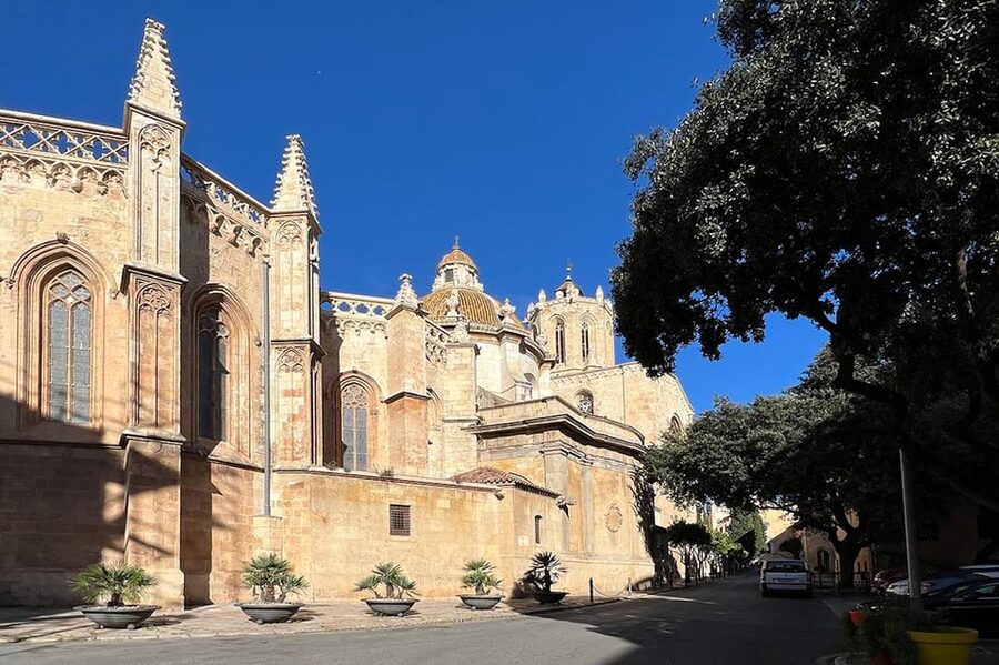 Barcelona: Tarragona & Sitges Guided Day Trip with Transfers - Sitges changes the mood