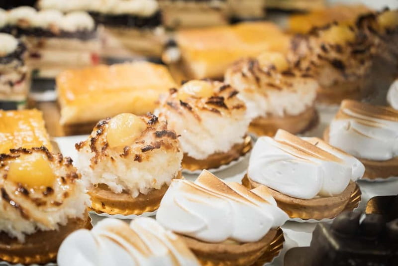 Barcelona: The Ultimate Local Tapas & Drinks Food Tour - The guide can make or break the evening