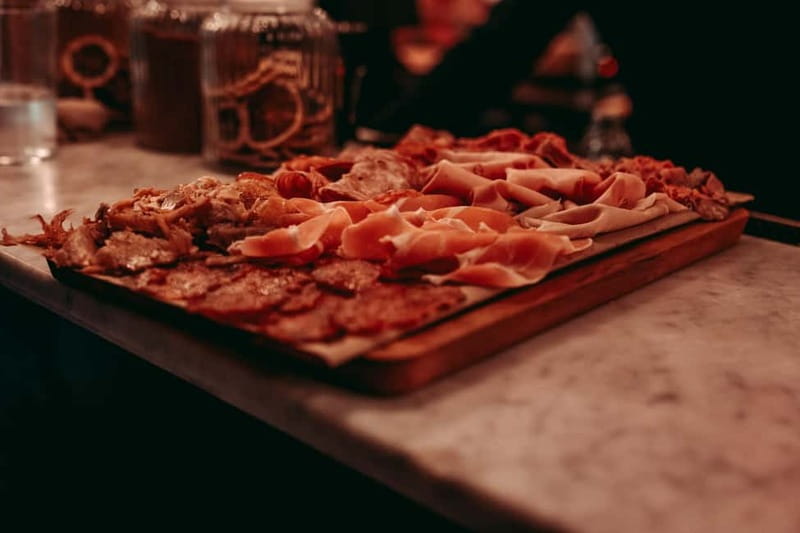 Barcelona: Tipsy Tapas & History Tour in the Gothic Quarter - The guide makes the difference