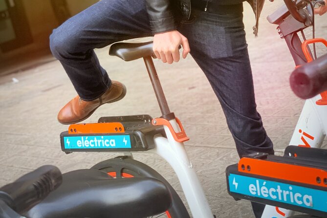 Barcelona Urban Planning Tour - Towards a Sustainable Smart City - Walking or adding a rented eBike