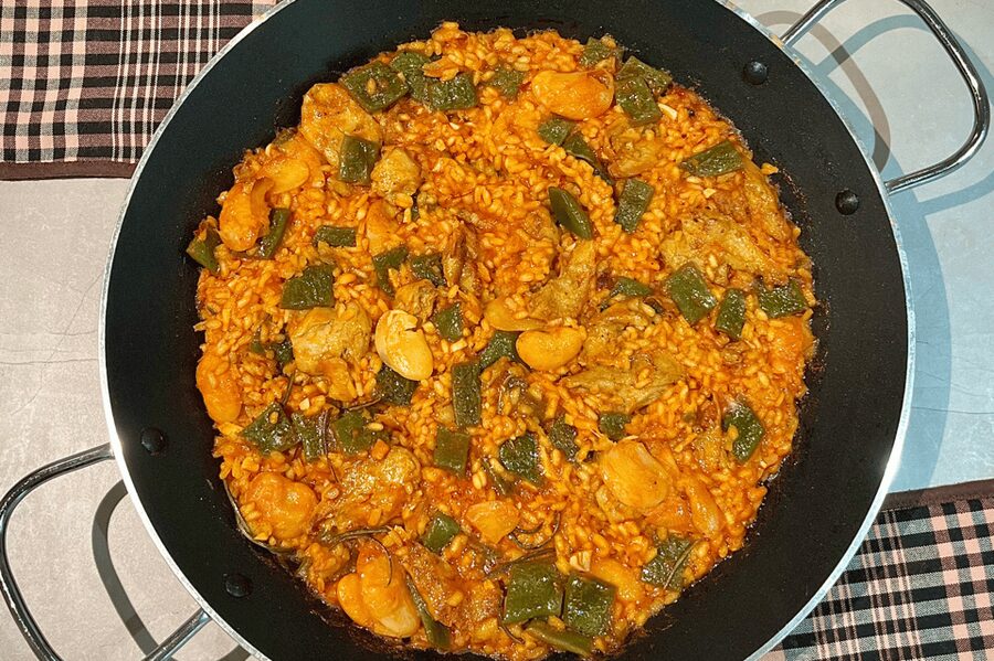 Barcelona: Vegan Paella and traditional rice dishes - Arròs negre with vegan prawns