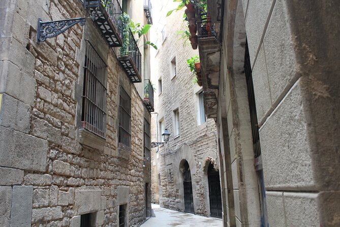 Barcelona walking tour Gothic Quarter and Ramblas+Boat trip - What the small group changes