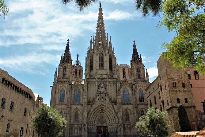 Barcelona walking tour Gothic Quarter and Ramblas+Boat trip - Calle del Bisbe and the quiet charm of Sant Felip Neri