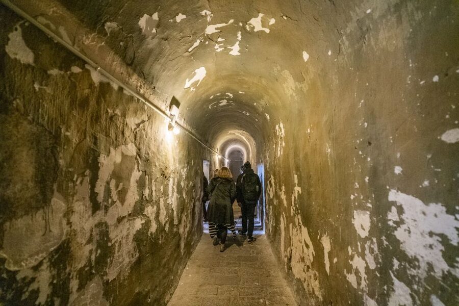 Barcelona: Walking tour with Montjuic Castle & Cable Car - Booking advice and practical details