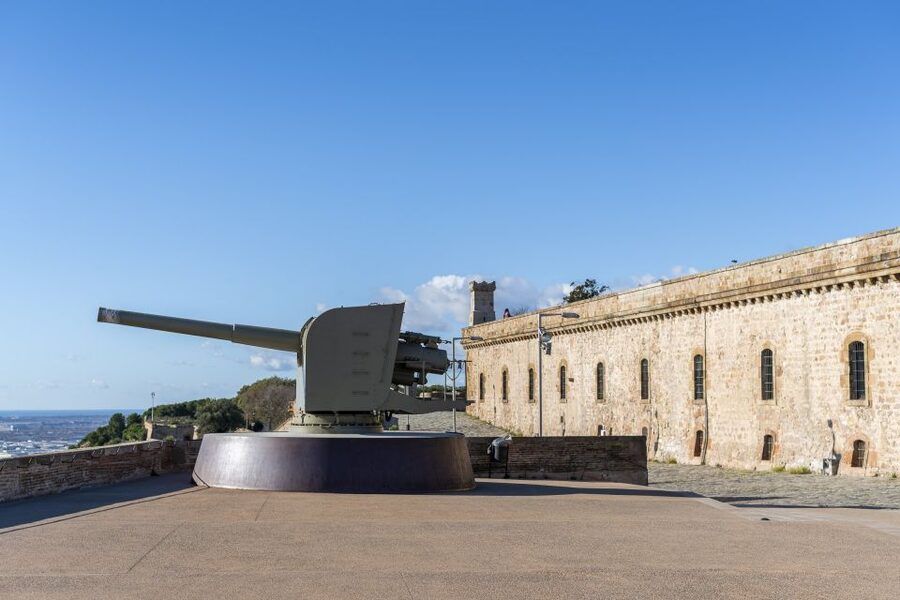 Barcelona: Walking tour with Montjuic Castle & Cable Car - The return ride and finish near El Molino