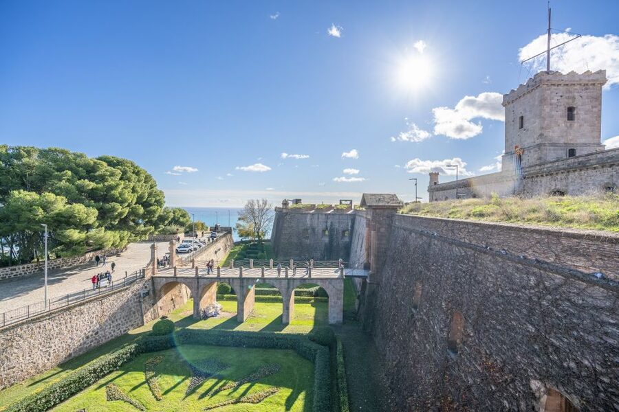 Barcelona: Walking tour with Montjuic Castle & Cable Car - Who should book this Barcelona tour?