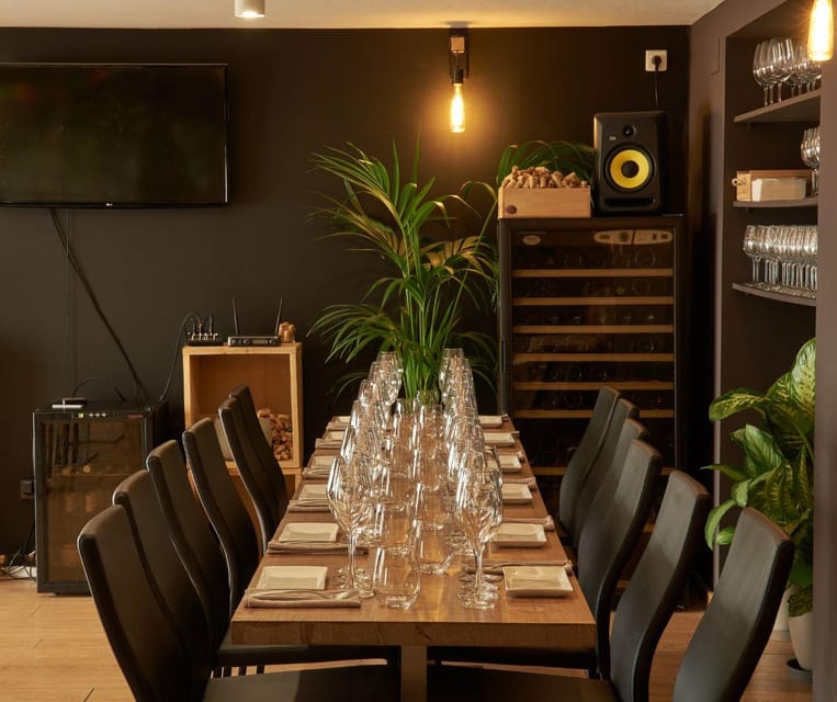 Barcelona: Wine Tasting and Tapas 5-Course Pairing Dinner - The first glass and the aperitif