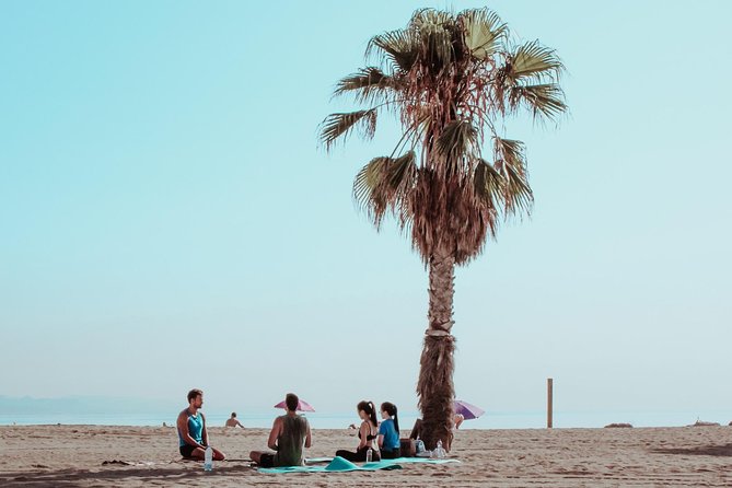 Beach Yoga Emotion Sitges (Barcelona) - What the 60-minute Vinyasa class is like