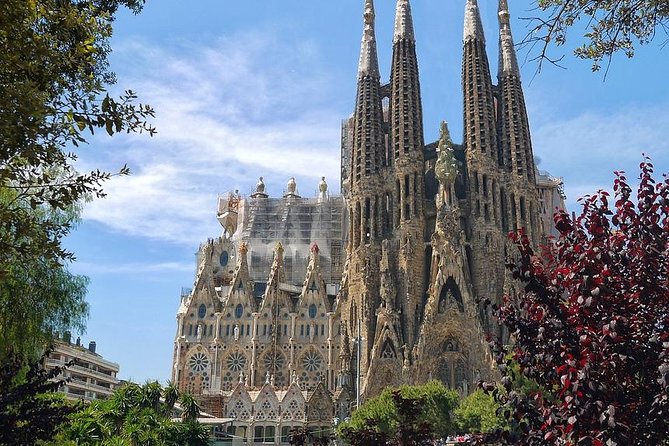 Best Gaudi Private Tour with Sagrada Familia & Park Guell in BCN - Crowds, walking, and the four-hour limit