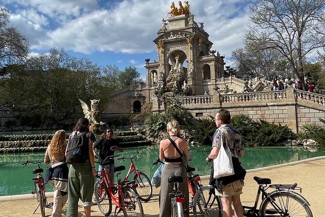 Bike Tour in Barcelona: History, Architecture and Culture - Arc de Triomf and the route into the old city
