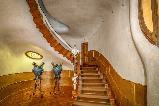 Casa Batllo Fast Track Tour with Optional White Rabbit Museum - The Gaudí Cube and illumination room