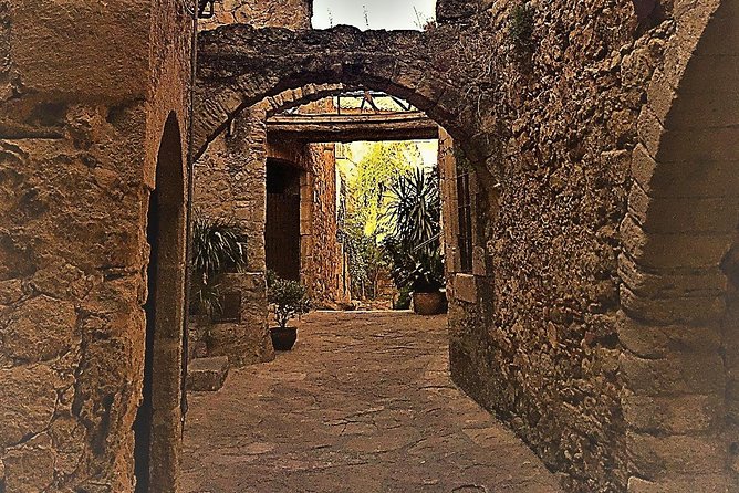 Costa Brava Private Experience by Car with local expertise - Seaside lunch and local food