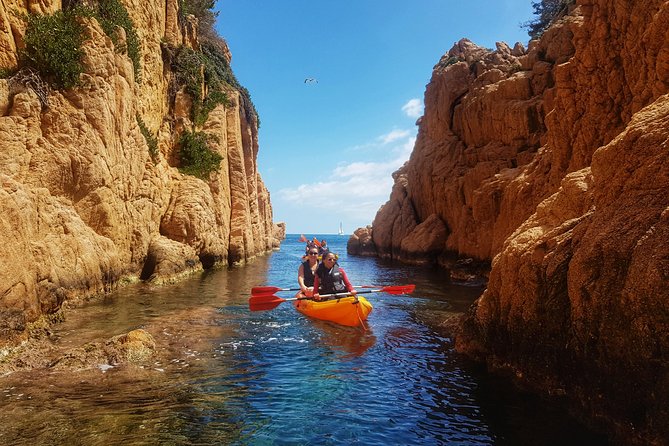 Costa Brava Tour with Kayak & Lagoon Snorkeling - Getting ready at the beach