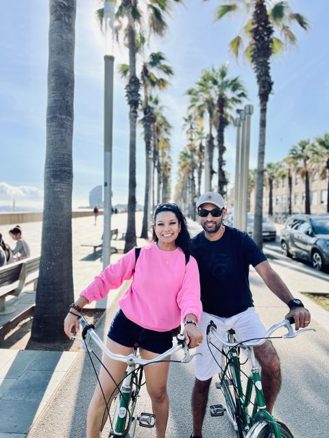 Explore Barcelona by Bike & Photo Shooting - Ciutadella Park and Arc de Triomf