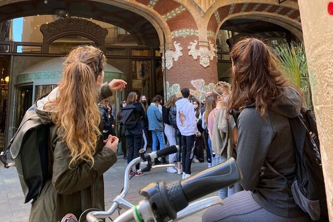 Familly friendly traditions & food tour: tailored tapas & games! - La Casa dels Entremesos and Barcelona’s Giants