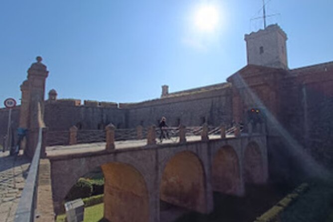 Familly friendly traditions & food tour: tailored tapas & games! - The private format and who will get the most from it
