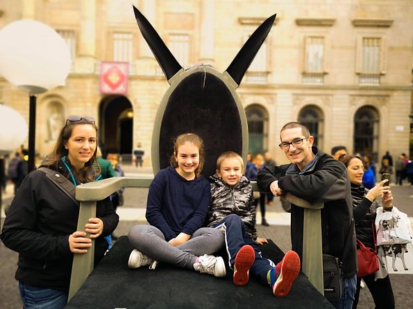 Family Private Tour: Churros, Hot Chocolate & Games in Barcelona - Churros and hot chocolate at the xurreria