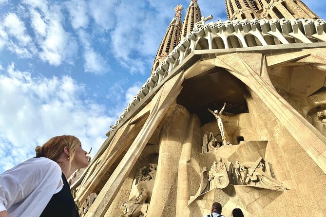 Fast Track Sagrada Familia Guided Tour - Group size, language, and headset concerns