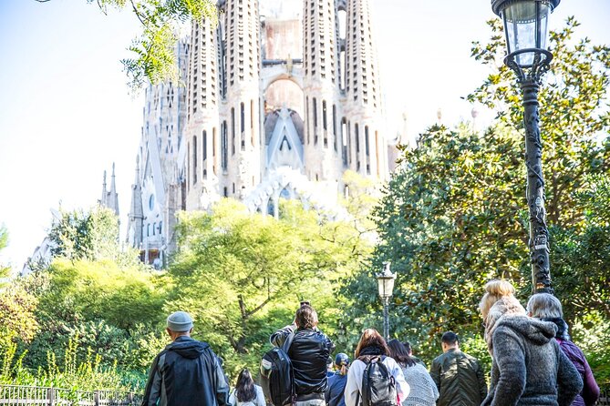 Fast Track Sagrada Familia & Park Guell the best of Gaudí - Casa Batlló from the outside