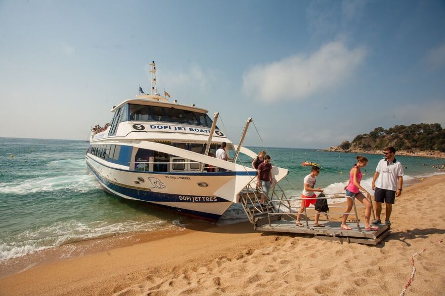 From Barcelona: Costa Brava Day Tour with Boat Trip - How the guiding affects the day