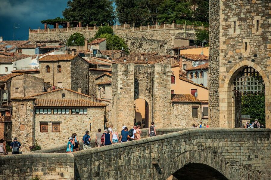 From Barcelona: Medieval Villages Day Tour - Guides make the long day work