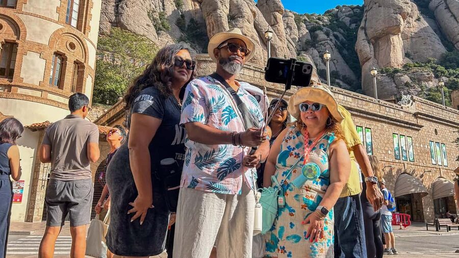 From Barcelona: Montserrat Tour, Rack Railway & Licor Taste - How much free time will you have?