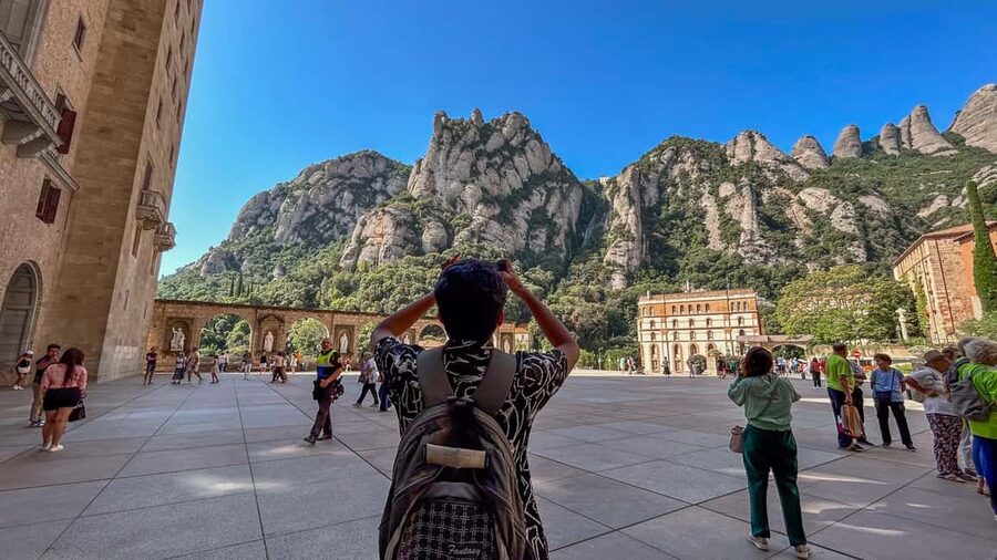 From Barcelona: Montserrat Tour, Rack Railway & Licor Taste - Meeting at Estació de França