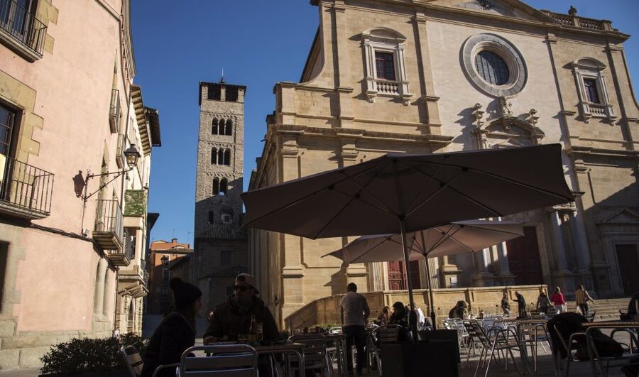 From Barcelona: Private Besalú and Medieval Towns Tour - Santa Pau and the Garrotxa volcanic zone