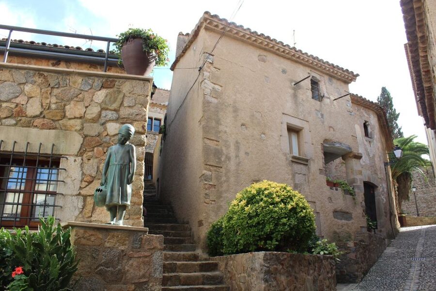 From Barcelona: Tossa de Mar Day Tour with Beach Time - Who should book this Tossa de Mar trip?