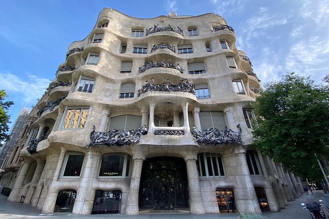 Gaudí and Barcelona Legends Walking Tour - Casa Batlló and the rivalry of Modernisme