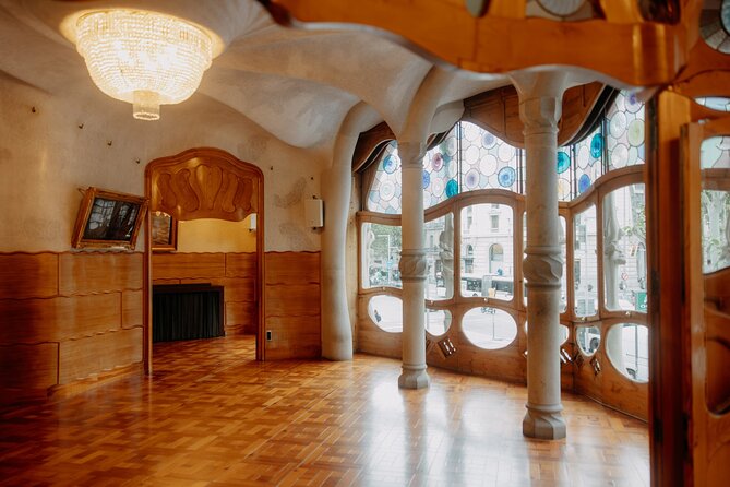 Gaudi Casa Batlló Pre Opening Tour &Skip-the-Line Sagrada Familia - Casa Batlló’s underwater entrance and vertebra staircase