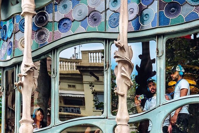 Gaudi Masterpiece: Casa Batlló with Expert Guide and STL Tickets - Inside Casa Batlló: light, glass, and curved rooms